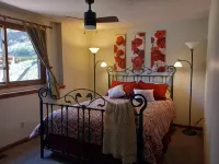 In town home- above the 1880 train.  Walk to Main St!— recently updated! Hotels in Hill City