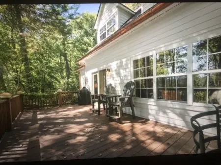 Freshly Decorated, 1.5 miles to downtown Highlands w/ views of Mount Satulah! Отели рядом с достопримечательностью «Трейлхед фор Йеллоу Маунтин Трейл»