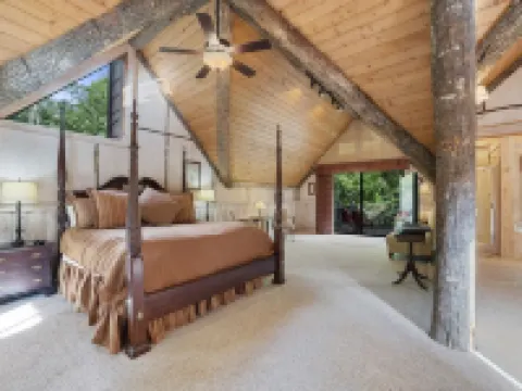 Rustic mountain cabin. Pet-friendly, 3 story, 4 bedrooms, hot tub & kids' zone ⛰ Hotels in Highlands