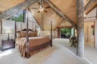 Rustic mountain cabin. Pet-friendly, 3 story, 4 bedrooms, hot tub & kids' zone ⛰