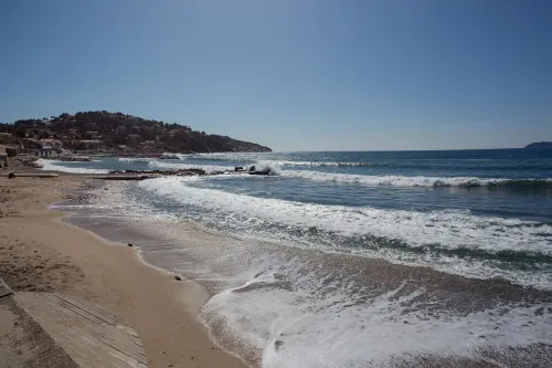 THE PRADET Appart 4 pers sea view beach 50m Hotels in Le Pradet