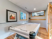 Spacious 6-Bed 3-Bath Retreat Next to park—ideal for Family & Group Getaways