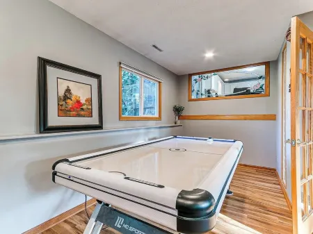 Spacious 6-Bed 3-Bath Retreat Next to park—ideal for Family & Group Getaways