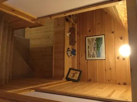 The Cardinal log cabin. Wrap around deck, firepit. Next to Pipestem resort park.