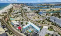 Minutes away from beach, Best Rate, Pool, Free parking and King Bed.