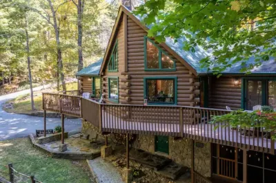 'Make Your Mark' Cozy Sapphire Cabin with Hot Tub