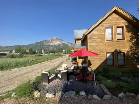 Luxury Chalet - Amazing Mtn Views • Steam Shower • 2 Blks to Elk • Dog Friendly Отели в г. Крестед-Батт