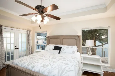 New Orleans Area 5BR 3.5ba with Gourmet Kitchen and Private Boat Dock