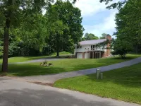 Newly Renovated in 2017/2018! Large 2 Acre Lot. Lots of Parking! Has AC! 本佐尼亞酒店