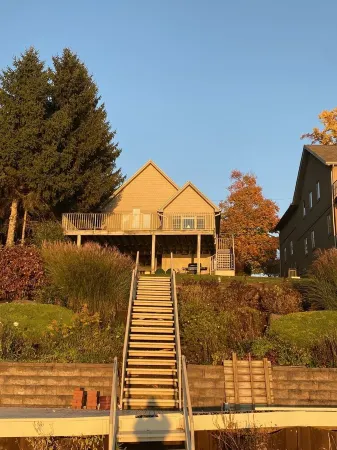 Waterfront Cottage, Large Dock Access, Beautiful Deck Views, Dog Friendly!