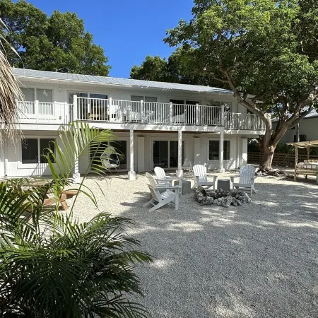 7 Bedroom with Dockage, Pool, Firepit, Paddle Boards & Kayaks