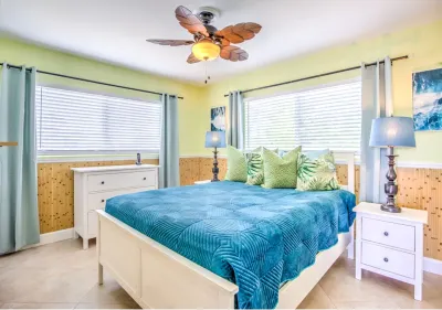 Oceanfront Home; Great Views; Large Boat Dock! Private Large Jacuzzi. 세븐 마일 브릿지 주변 호텔