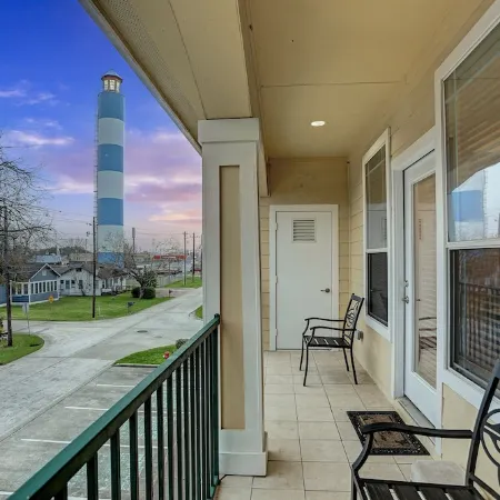 Luxury vacation Kemah, TX condo. Bars and restaurants within walking distance.
