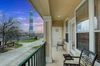Luxury vacation Kemah, TX condo. Bars and restaurants within walking distance.