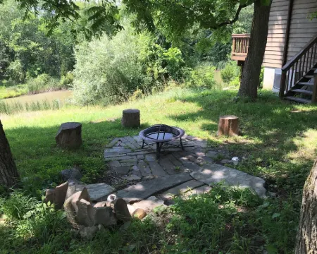 for the creative spirit, swimming dock on pond, horses to pet, Fire pit Hotels in Esopus