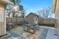 Updated Open Concept Beach House. 1.5 Blocks to Bay Beach and Harpoon’s! Отели рядом с достопримечательностью «Хисторик Колд Спринг Виллидж»