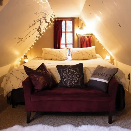 Fairytale Themed Secluded Cabin- Pets ok, King Bed, Fast Wi-Fi!