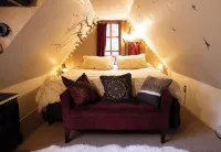 Fairytale Themed Secluded Cabin- Pets ok, King Bed, Fast Wi-Fi!