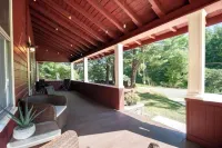 Cozy Adirondack Escape Hotels in Warrensburg