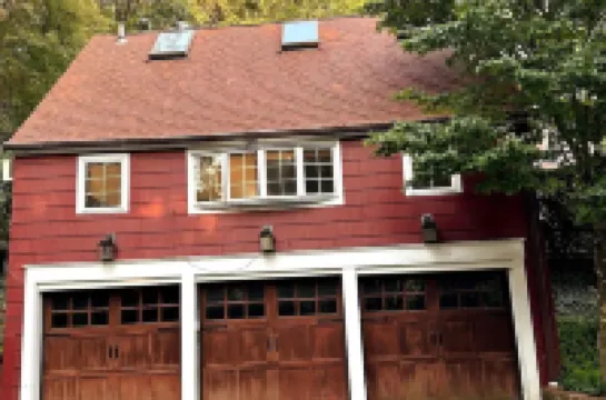 Private Apartment on tree lined 2 acre estate. Close to beaches, farms and NYC. Hotels in Oyster Bay