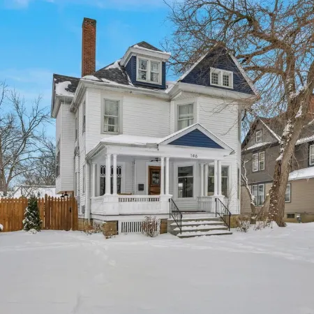 Spacious 5-bedroom house with parking and everything you need in charming Elyria