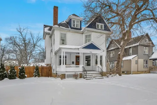 Spacious 5-bedroom house with parking and everything you need in charming Elyria - 무료 와이파이