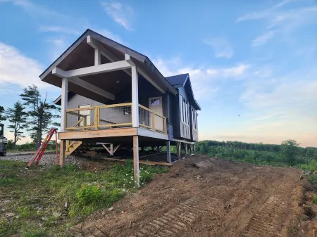 Small cottage house, centered on 100 acres surround by hills, lake, and cattle. Отели в г. Waldo County