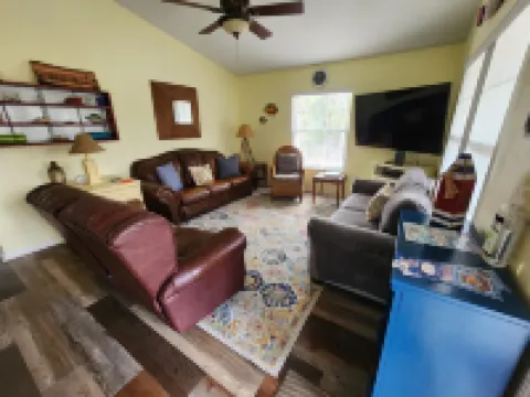 GULF ACCESS  home w/ dockage, private yard & 2 min walk to eat and stores! Hotels in Steinhatchee