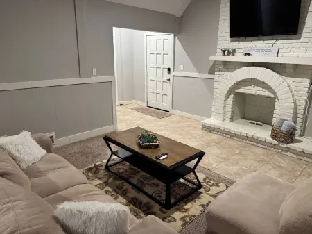 The Amazing 4 Bed 2 Bath of Independence