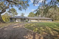 3-bedroom, 4 1/2 baths, house with WiFi, AC in wooded area in Saint Martinville Hotels near Atchafalaya Basin Bridge