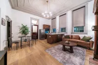 The Peacock Suite - Luxury 1 Bedroom Apartment in Downtown Sedalia