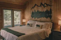 Cozy Log Cabin: Hot Tub under the Stars, Private Deck, King Bed, Dog Friendly!