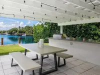 Sunset 4BR Waterfront Villa in Golden Isles w/ Heated Pool & Spa Hotel di Hallandale Beach