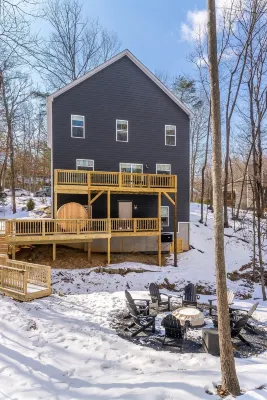 Modern Family Luxury, 6br, 5 bath, WOW factor! Sauna, Hot Tub, Game rms FirePit! Hotels in Massanutten