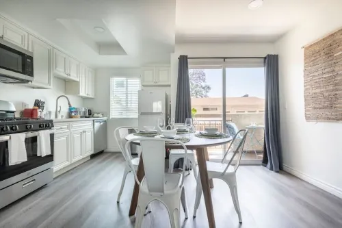 Modern 2BR Condo w/ King Bed & Balcony near LA