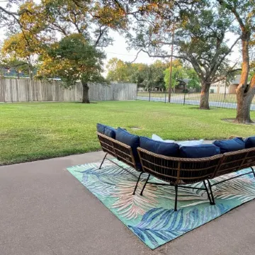 Three Bedroom ~ 8 Mins to A&M ~ Quiet Neighborhood