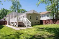 Modern 3-bedroom house, TV each room,big fence yard, Pet stay free, Lighted Deck