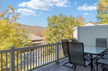 Charming 3-bedroom townhome in serene Massanutten Resort Отели в г. Массанаттен