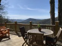 Stunning panoramic mountain views-close to town!