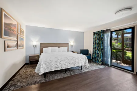 Red Roof Plus+ & Suites Naples Downtown-5th Ave S