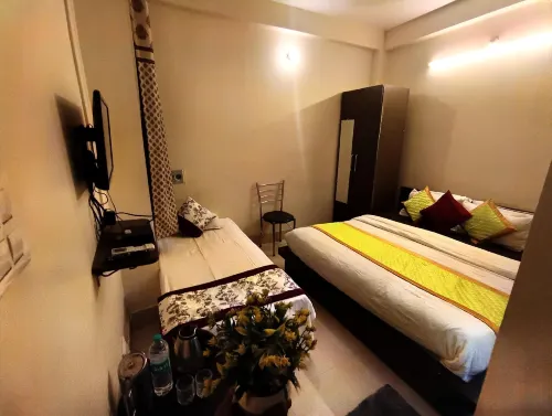 Sada Shiv Guest House ,3 Star Hotel Near Kashi Vishwanath Temple and Dashashwamedh Ghat with Parking