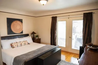 Bright Comfortable Home in Van Nuys Leyna's Nails 주변 호텔