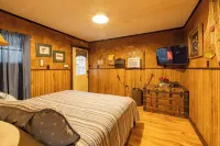 Lake Escape w/ Hot Tub + Guesthouse