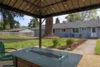Wayside Retreat, Mins to Uofo, Hayward Field, Autzen, w Game Room, BBQ, Firepit Hôtels à proximité de : Royal Delle Park