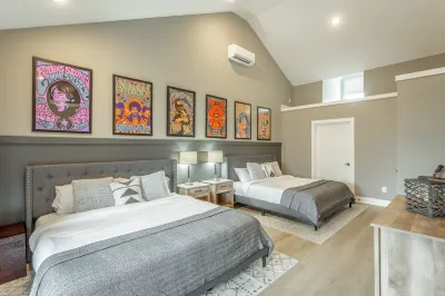 Walk Bike Swim! Pool + Downtown + Riverwalk Hotels near Ruby Falls