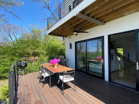 Arch View Luxury Home 5 minutes to St. Louis:Private Pool,Sauna,Free Wine&Brkfst