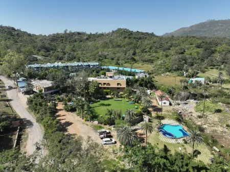 Achal Resort Отели рядом с достопримечательностью «Guru Sikhar»