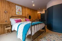 The Sheep and Penguin Hotel a Croscombe