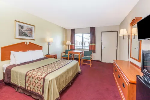 Super 8 by Wyndham Bakersfield/Central - balcony