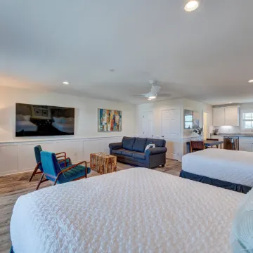 206 Queen Suite, 2nd Floor Low Tide